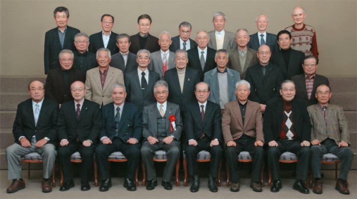 29.3.11　同期会で恩師を囲む同窓会記念写真